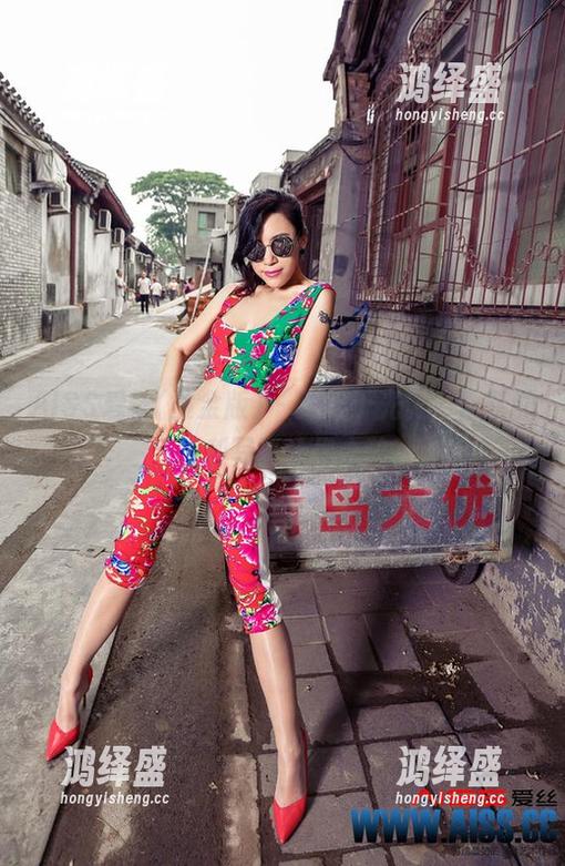 AISS爱丝(黄金版) - 穿行于光影，索菲的福利写真让你心动