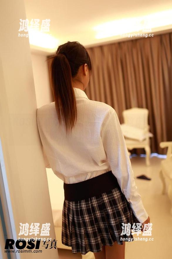 ROSI居家写真：怎么我就觉得这床单也在偷偷讲述她的美好呢？
