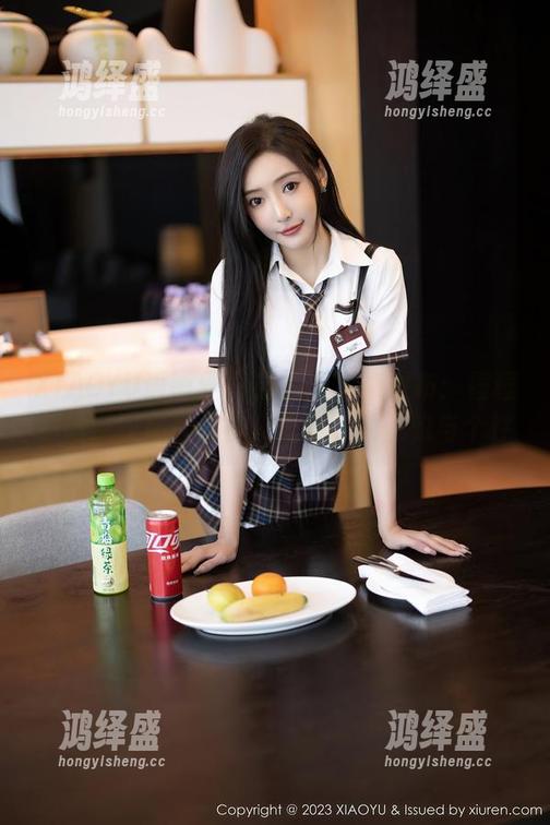 XIAOYU语画界 - 最新写真集发布：程程程的条纹黑丝吊袜，光影下的优雅与个性