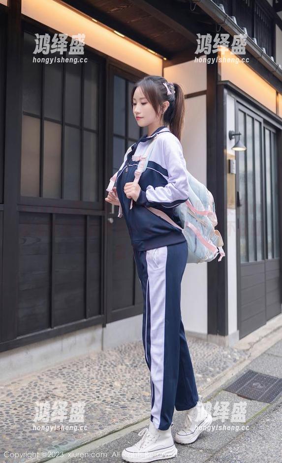 Xiuren秀人网 - 作品大赏：吃白菜的vi菜菜的美足竟然有种魔力，让我忍不住盯着不放！