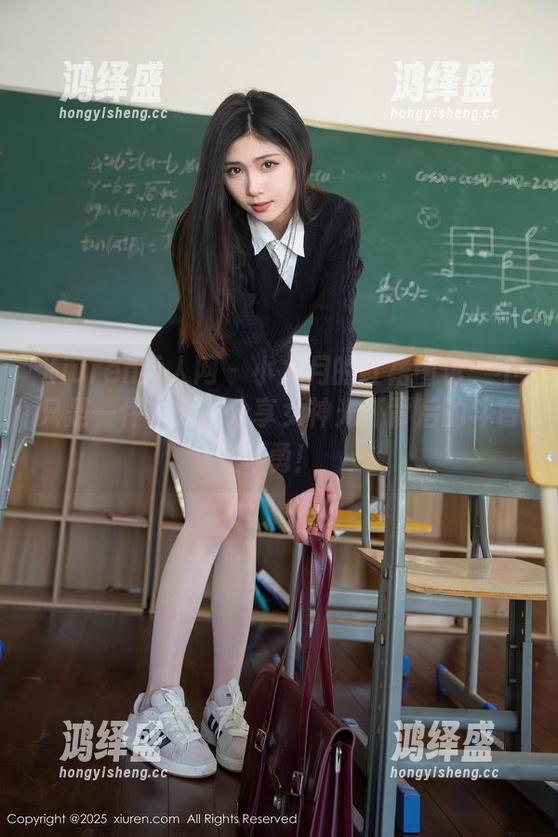 Xiuren秀人网 - 小九月的红裙图包：不只是一件裙子，分享女神光环背后的斗智斗勇！
