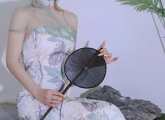 Xiuren秀人网 – 梓萱Crystal的旗袍图集：优雅和搞怪的完美结合，别问我是怎么看的！