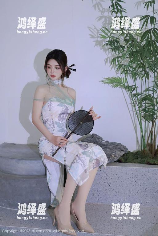 Xiuren秀人网 - 梓萱Crystal的旗袍图集：优雅和搞怪的完美结合，别问我是怎么看的！