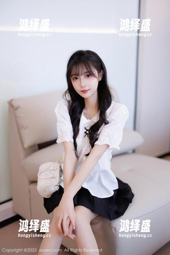 Xiuren秀人网 - 精选图库里的王薇薇短裤，时尚与风情的完美碰撞！