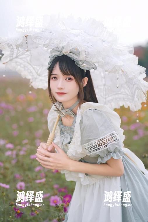 兔子Zzz不吃胡萝卜，居然奔向了粉色春天——这组cos套图搞得我都想跟着她一起追逐花瓣了！