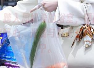微密圈 – 踏入周妍希的浴室，原图无水印资源让你醉心，光线与影子交织，沉醉其中。