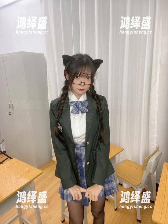 坏露露香宝：在无圣光中乱撞的小露泳装之旅