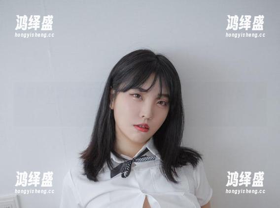 高清照片里的宋哈娜(송하나)：宅在家也要破洞牛仔裤，谁说随意不该有范儿？