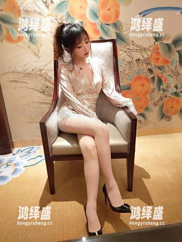 小女巫露娜的泳池美图集：你以为这是游泳，其实她只是在晒太阳！