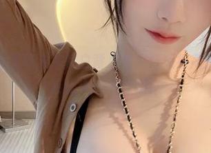 微密圈 – 小玉吃果冻的白背心和牛仔短裤高清套图，简直让人移不开眼！