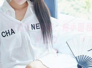 尤蜜荟 – 在光影中游走：向小圆私拍的透明魅力