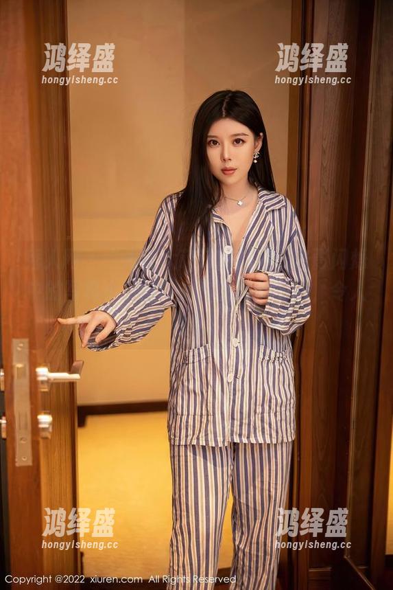 秀人网 - “米妮大萌萌的浴室：光影闪烁中的写真小宇宙”—作品如梦似幻，令人驻足。