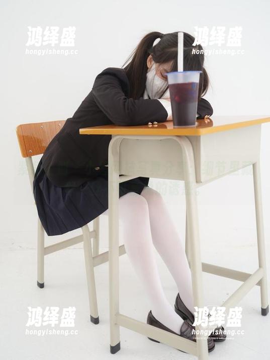 紧急企划 - 小恩网袜写真分享：细节里藏着一丝不可言说的诱惑。