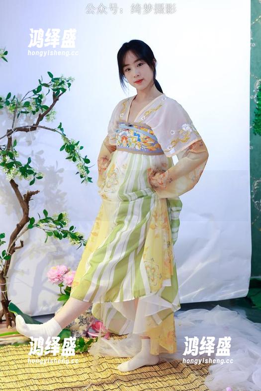 绮梦摄影 - 短裤里的露露：新作品集，轻松捕捉每个瞬间！