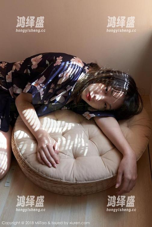 蜜桃社 - 在无圣光中绽放的甜心：李颖诗的写真新探险