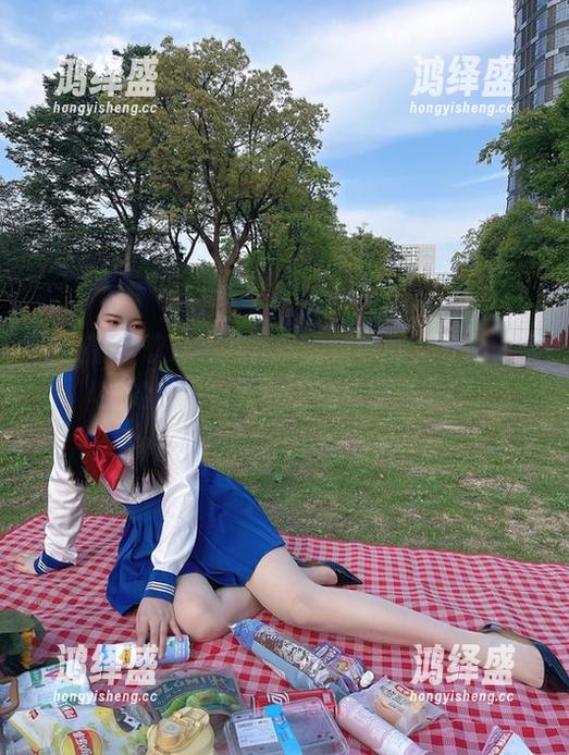 微密圈 - 软妹小九九的最新写真，毛衣风采宛如梦中情人，让我心里痒痒！