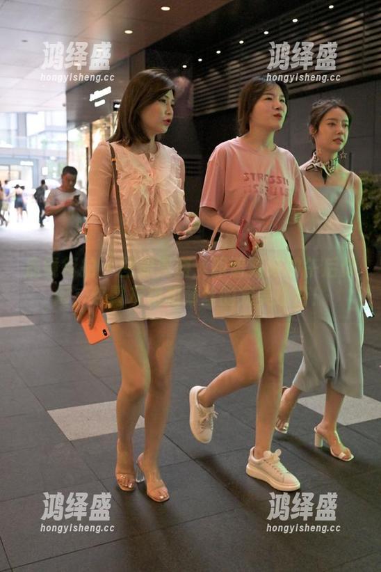 魔镜街拍 - 图册漫游：跟着婷婷的午后休闲，包臀灰裙和薄丝的完美结合！