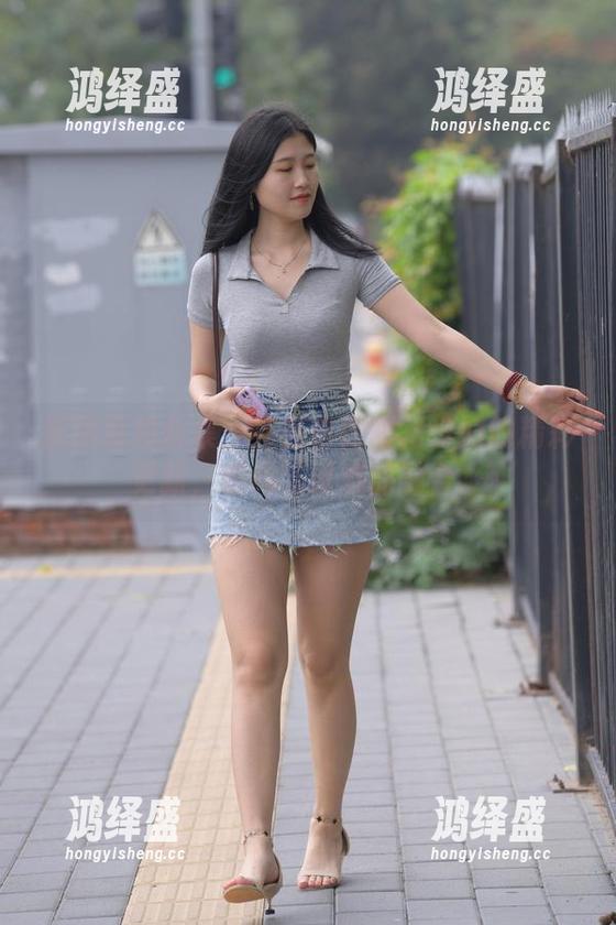 魔镜街拍合集：红色包臀短裙少妇的精彩更新，时尚与诱惑的融合。